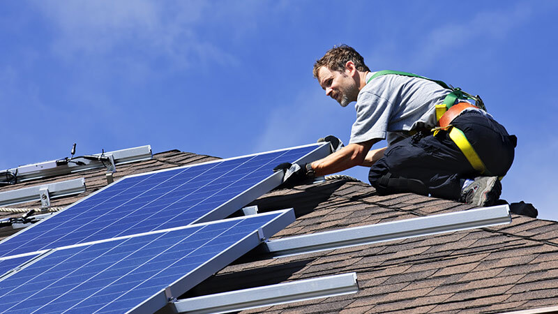 Solceller på private hjem sparer både deg og miljøet.