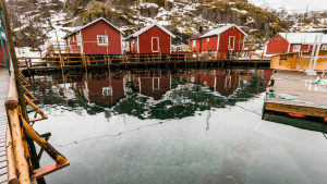 vann og rorbuer, nusfjord i lofoten norge