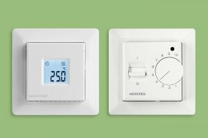 sidestilt bilde av en termostat og en regulator